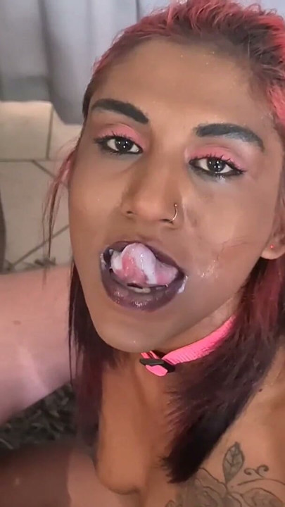 Chica india mamando pija con las manos esposadas atrás, corrida en la boca, se traga la leche | Clip 3