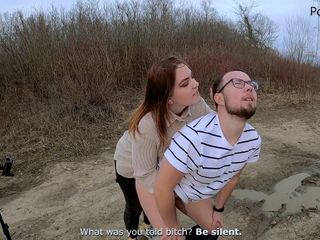Russisches Mädchen fütterte einen Typen mit Sperma, während er ihn peggte