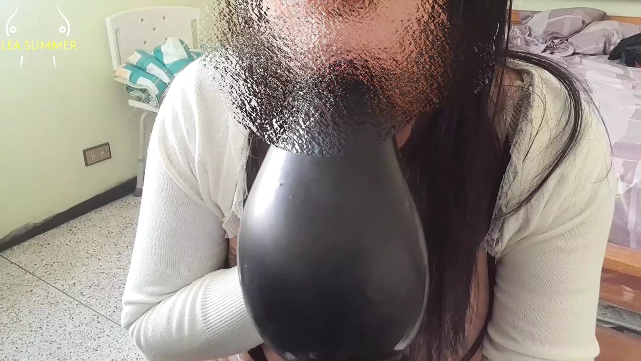 的继父给他的继女一个屁股扩张器，并要求她在热视频通话中用它