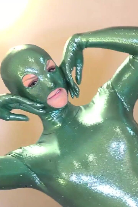 Kathy Rose flexible in shiny Catsuit