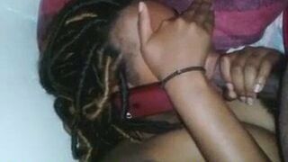 Ragazza timida di Mombasa davanti alla telecamera