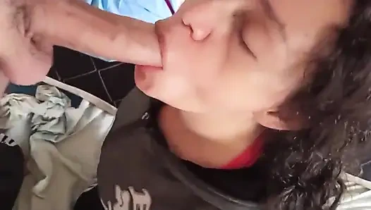 Sevimli orta yaşlı seksi kadın tüm süt çıkana kadar penisini emiyor