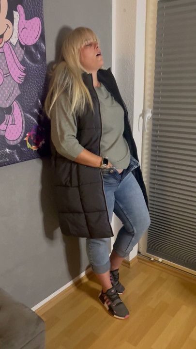 Bonie and Clyde Masturbation Stand Jeans Jacket Pussy Wet Fingering Rubbing Rubbing Clitoris Trembling Twitch Moaning… | Clip 1