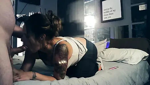 Istri seksi lagi asik nyepong kontol