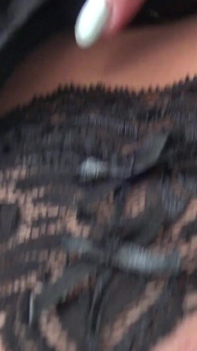 Moment émotionnel de « C’est ce qui se passe quand quatre filles sexy se réunissent pour une fausse séance photo de lingerie essayage sur le transport »