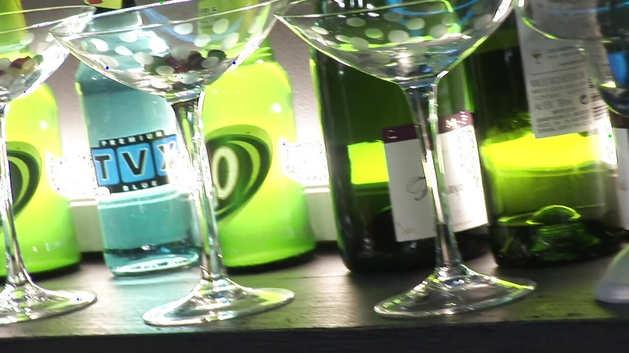 Orgia fica em um bar com muitas putas com tesão