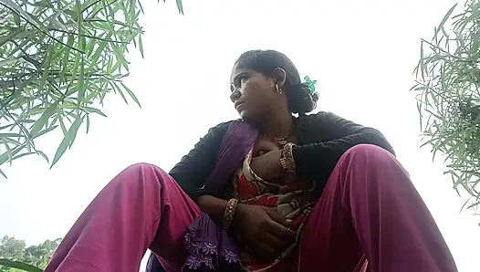 Hintli kadın parmakla su