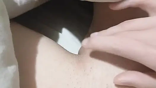 Geceleri üvey kız kardeşimin yanında yorganın altında riskli bir şekilde mastürbasyon yapıyorum