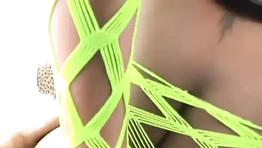 Güzel büyük memeli ateşli siyah amcık büyük zenci yarağının tadını çıkarıyor