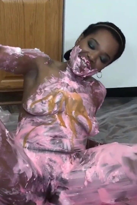 Kelly se cobre com creme rosa