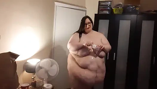 Толстушка жиробасина маслянистая играет с животом и натирают сиськами