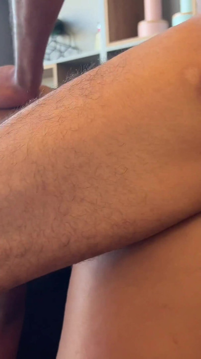 Pria berbagi tunangan kecokelatan sama pria lain di ménage à trois yang sangat nakal