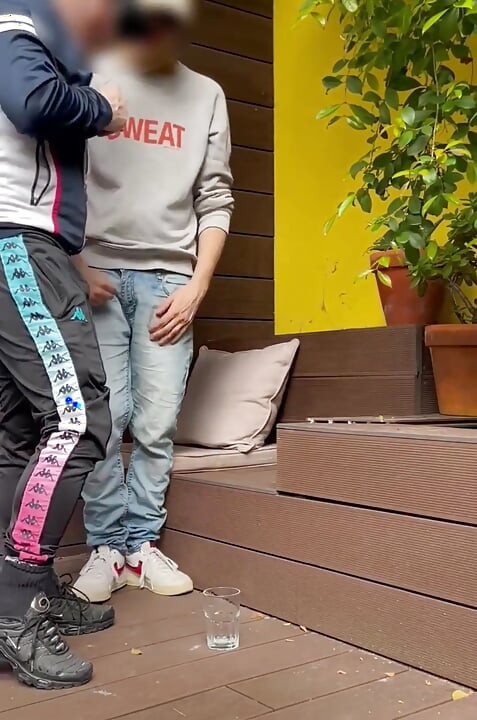 2 dečka pokušavaju u čašu