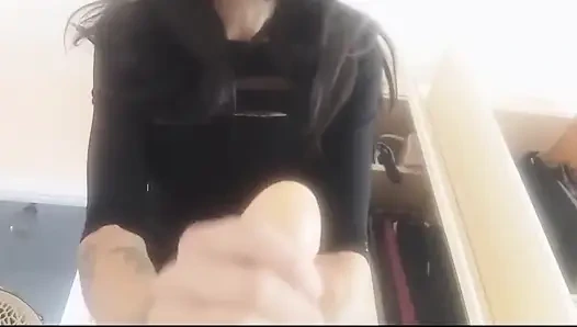 Стриптизерша перепущена, так как она, пока танцует