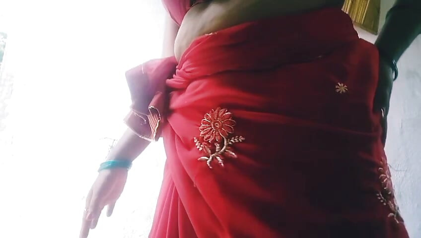 Grihini bra aur painti seks vidiyo dikha rahi hai