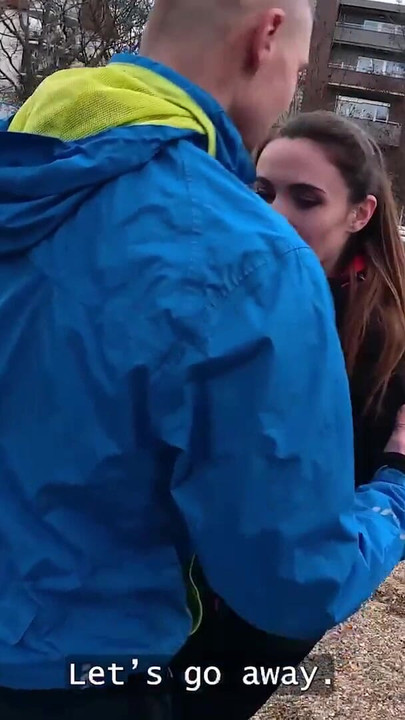 HUNT4K. Pocepana je helanke i pušila strančev kurac pred njenim dečkom za nove | Klip 1