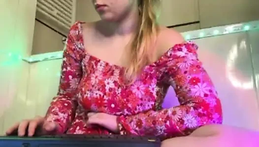 Jucielussie spielt mit natürlichen dicken titten