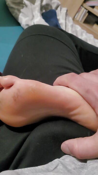 Oglądamy film z moją przyrodnią siostrą, wziąłem jej stopę i zrobiłem masaż, ona mnie obciąganie
