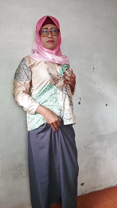 Transsexuală cu cur uriaș hijab, își întinde curul cu vibratoare mari și spermă