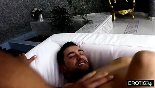 Sarışın kalın yarağı götüne sokuyor