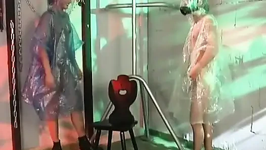 Yağmur ceketli Alman çift çiş seansında çok eğleniyor