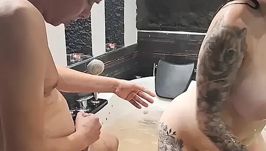 İri göğüslü evli kadın kocası tarafından jakuzide sert sikiliyor.