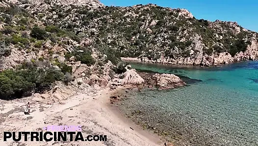 Putri Cinta allein am exotischen strand spielt mit ihrem kitzler aus nächster nähe vor der kamera