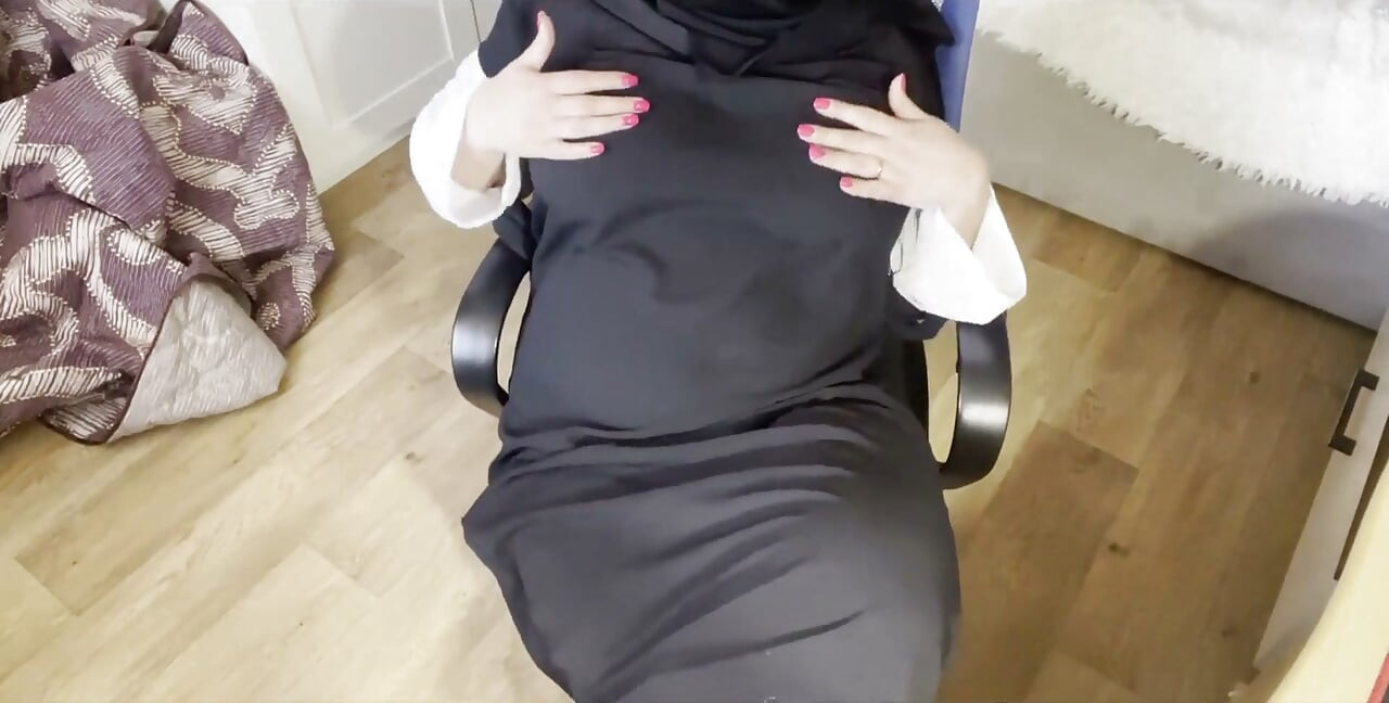 Turkinja sa lepim očima u hidžabu masturbira u čarapama