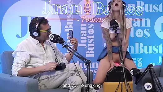 Besser als ihr spielzeug! Mollysmith Squirtet überall auf der Sybian-Maschine auf Juan Bustos Podcast