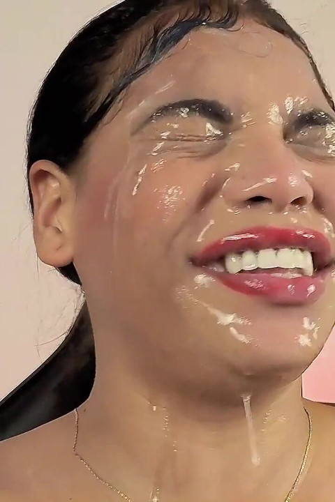 Beste Brüste auf der Plattform in einer intensiven, schlampigen Deepthroat-Szene