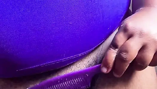 Моет волоски из моей киски, чтобы ты трахнуть ее