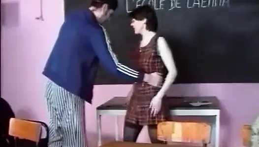 Сексуальную тинку с волосатой пиздой анально пробурили в тройничке