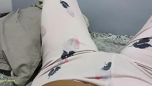 Aku lagi asik masturbasi memek becekku malam-malam dan aku fingering memekku sampai muncrat berantakan (pov)