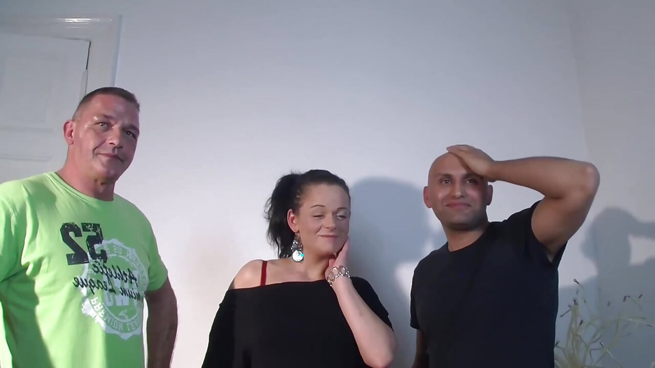 Zralá brunetka roztažená několika hřebci v intenzivním gangbangu