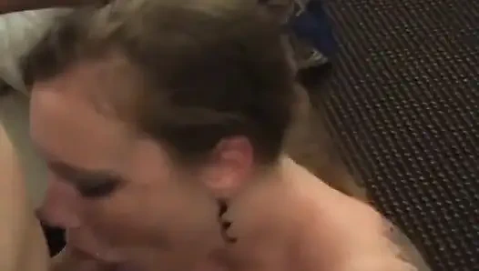 Грязная блондинка Erotica глубоко заглатывает Steven London