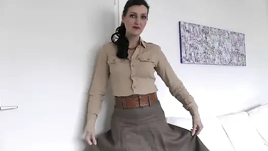 Возбуждающая примерка пояса с бельной юбкой, часть 3, дама Виктория Валенте