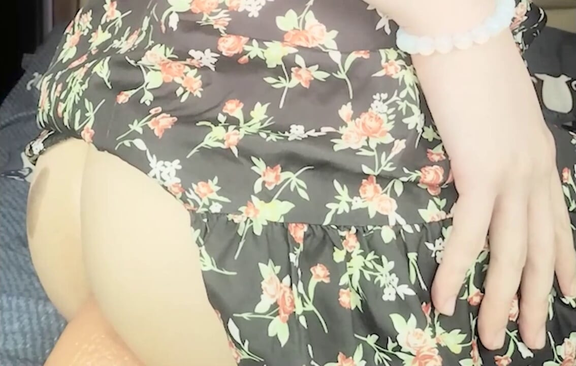 Bonita lil travesti DaniTheCutie tem um vibrador grosso na bunda apertada neste Natal