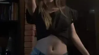 WEBCAM SEXY DANCE IN SHORTS