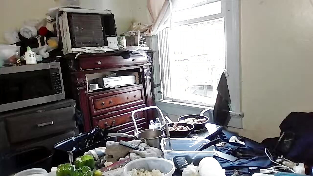 Различен изглед на пилето, което изпържих в стаята си с преносимите електрически котлони