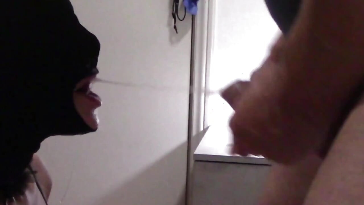 MILF Γαμήθηκε στο στόμα με Ring Gag και Massive Throat Cumshot