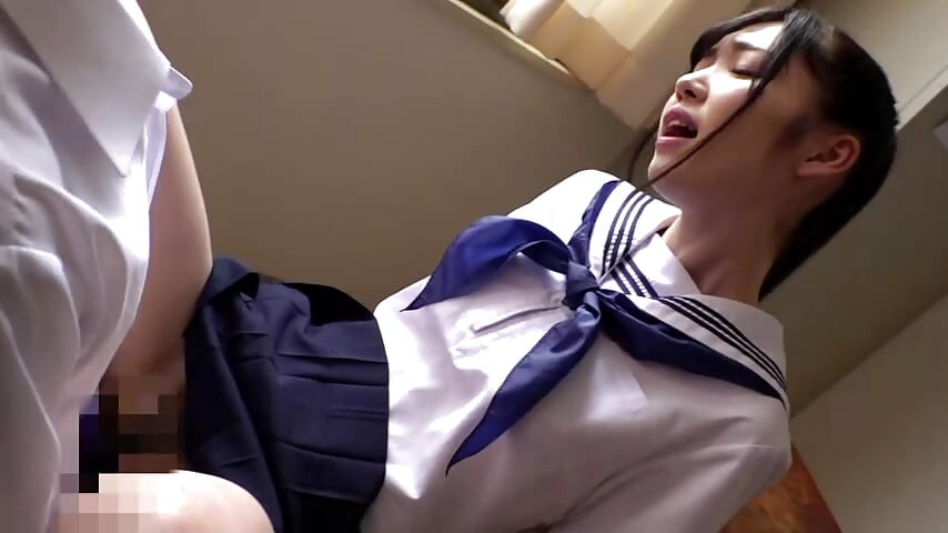 獨自一人在空蕩蕩的大廳裡，一場秘密邂逅展開