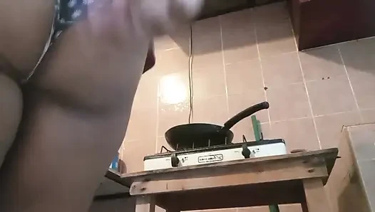 Пухлая милфа в трусиках на кухне