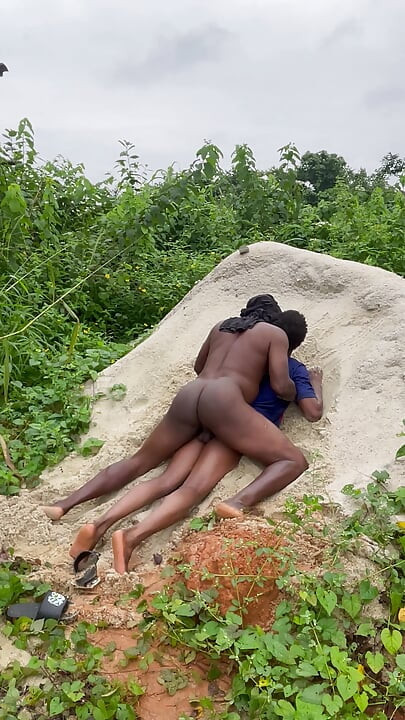 Two big Africans daddies fuck a young twinks outdoor