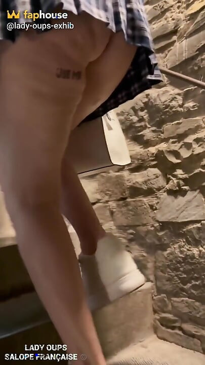 跟著我的迷你裙和我的肛塞