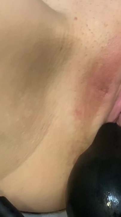 Playing with Elizabeth Vulgar's pussy | Clip 1