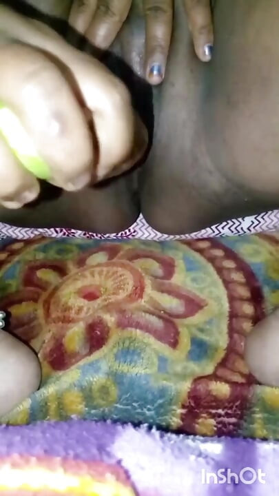 Hôm nay, Savita Bhabhi hoàn toàn làm trống âm đạo của tất cả các chất lỏng của nó.