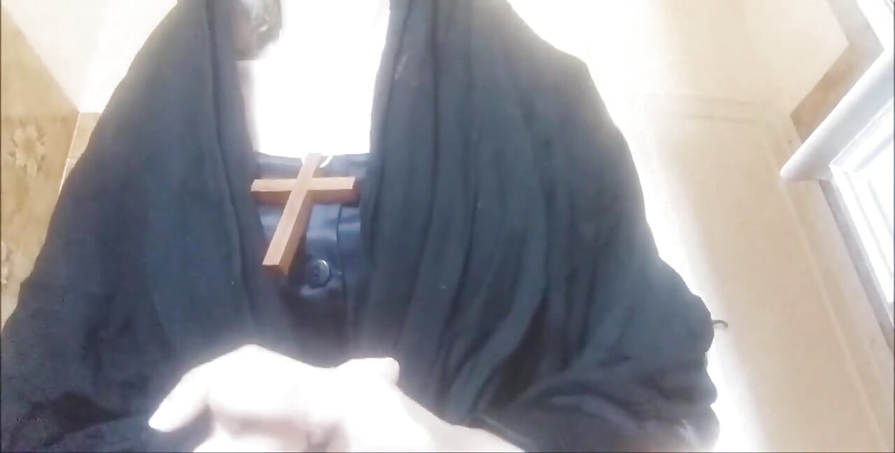 Jeptiška rouhá a čůrá tam, kde by neměla