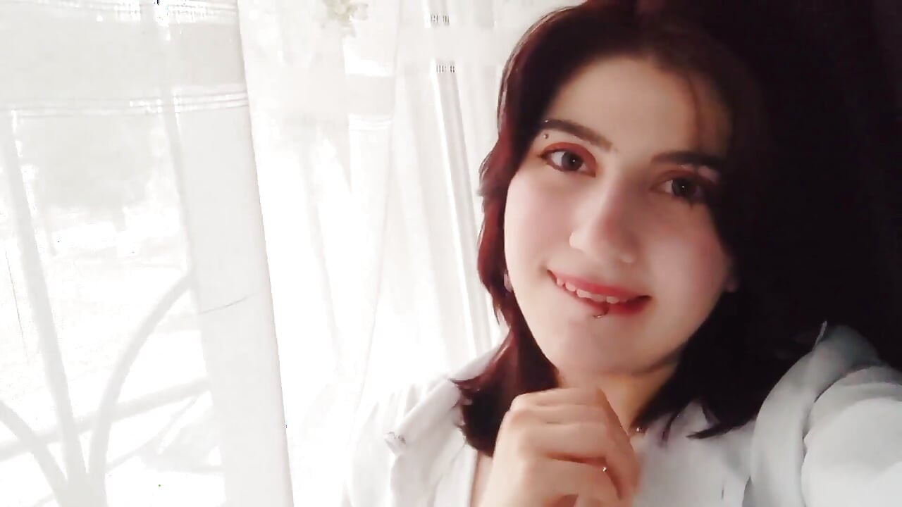 Tímida, mas tão tesuda ... Mostrando minha bunda grande e me masturbando