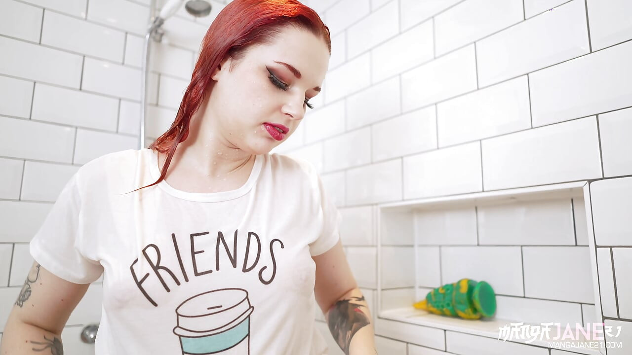 Douche avec un gode extraterrestre