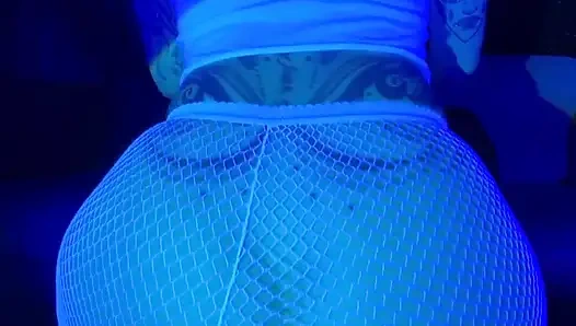 Pantat bahenol cewek ini dientot habis-habisan pakai dildo ukuran raksasa dan kontol besar